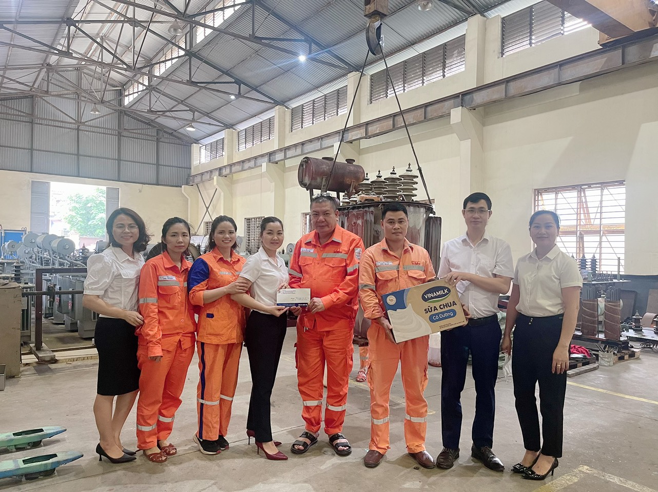 Công đoàn Xí nghiệp Dịch vụ Điện lực Thái Nguyên tổ chức thăm hỏi CNV-LĐ nhân dịp Tháng công nhân năm 2022